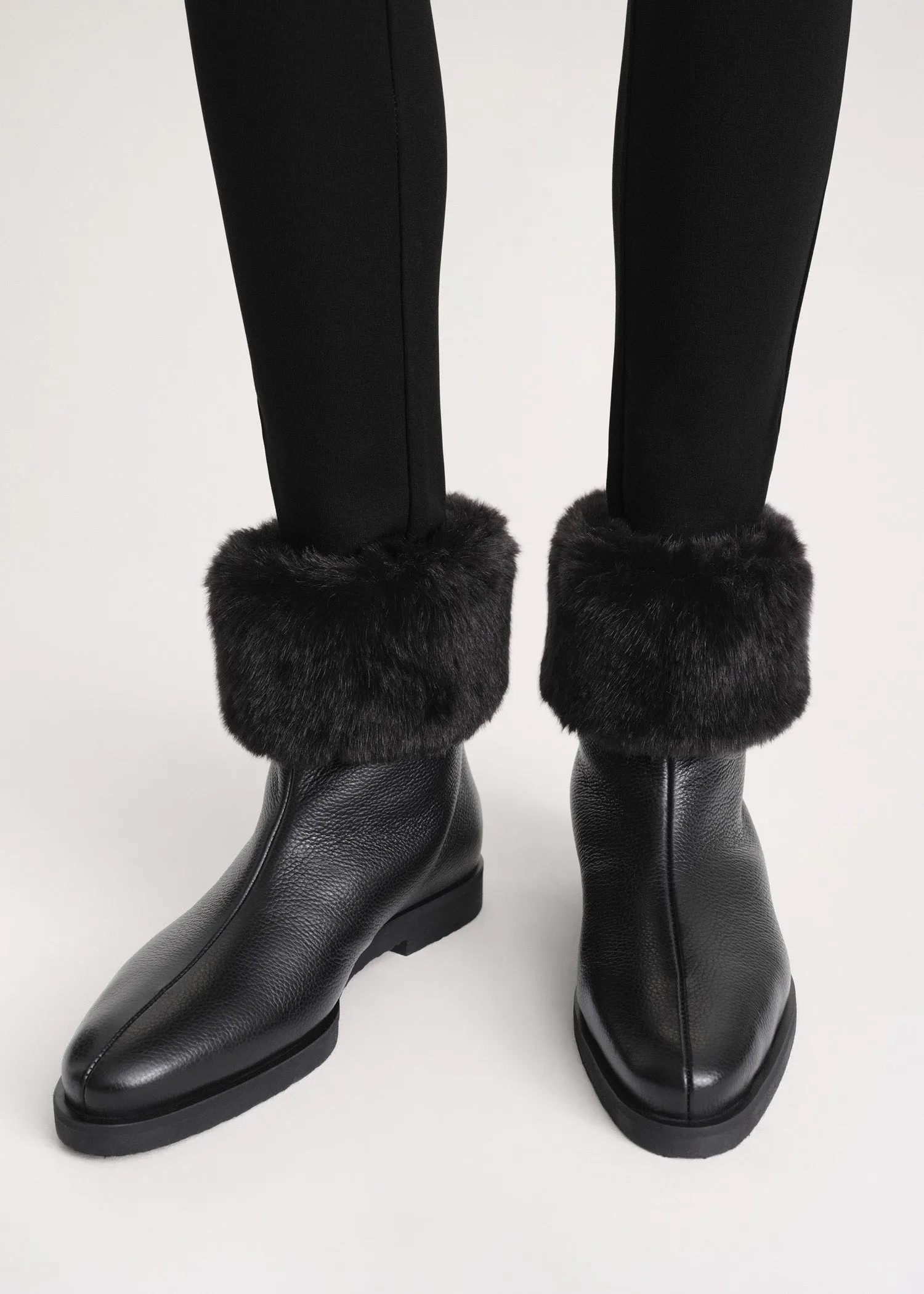 Off-duty boots black